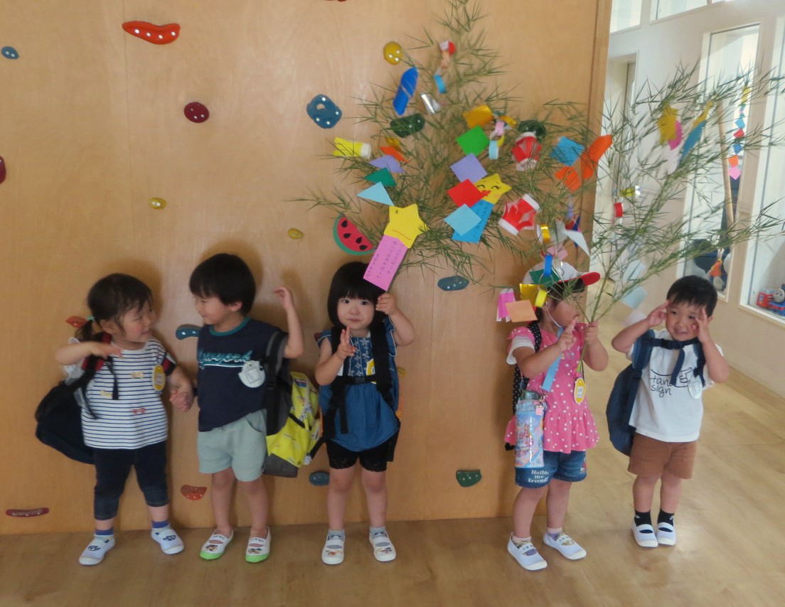 �l, �O���[�v, �q��, ���O ���܂܂�Ă���摜

AI �ɂ���Đ������ꂽ�R���e���c�͊Ԉ���Ă���\��������܂��B